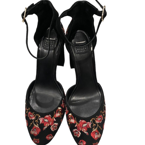 Luxe White House Black Market Piper Black Velvet and floral embroidered pumps πΉ - Picture 7 of 16